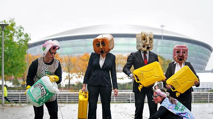 "Greenwashing" bei der Weltklimakonferenz? Aktivisten von "Ocean Rebellion" protestieren in Glasgow.