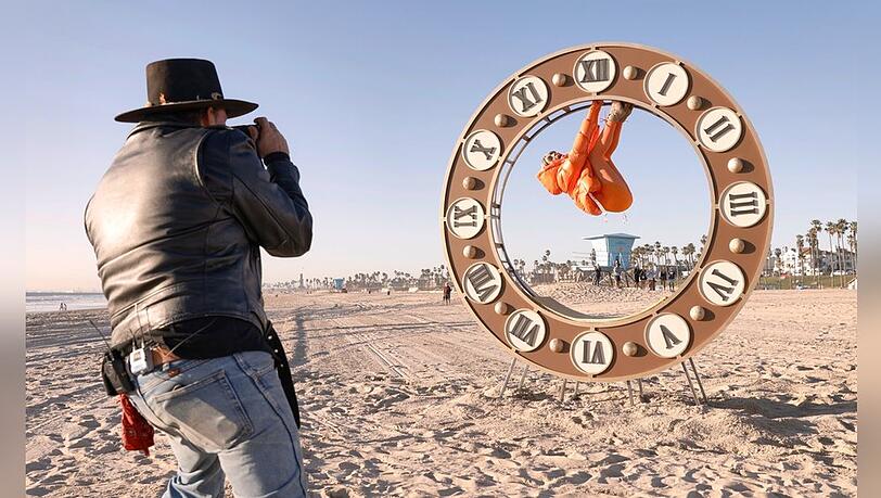 Auch Heidi Klum probiert es einmal mit der Uhr - allerdings mit Klamotten