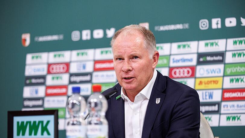 Augsburgs Geschäftsführer Stefan Reuter spricht bei einer Pressekonferenz.