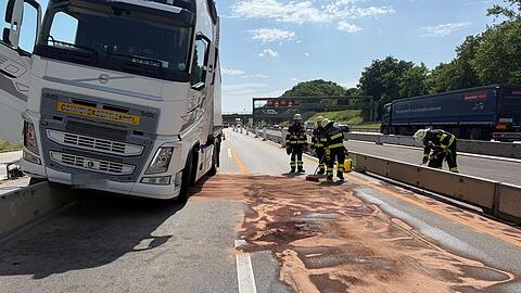 Vorbeifahrende Autos sorgten dafür, dass sich eine weitere Dieselspur bildete.