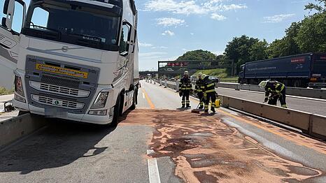 Vorbeifahrende Autos sorgten dafür, dass sich eine weitere Dieselspur bildete.