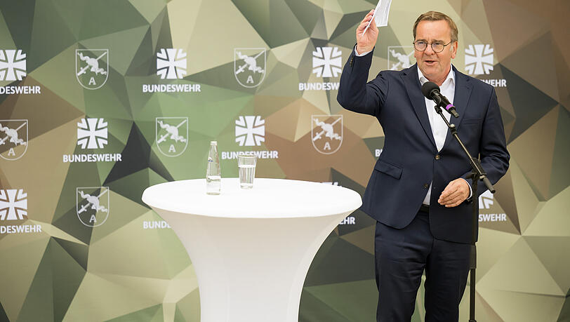 Bundesverteidigungsminister Boris Pistorius hebt bei seiner Ansprache vor Presse und Soldaten bei einem Besuch der Sanitätsakademie der Bundeswehr die Hand. Bundesverteidigungsminister Boris Pistorius hebt bei seiner Ansprache vor Presse und Soldaten bei einem Besuch der Sanitätsakademie der Bundeswehr die Hand.