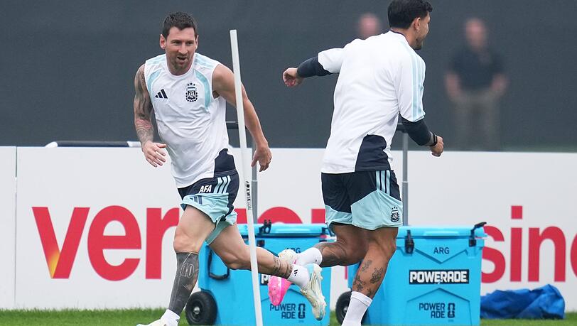Lionel Messi konnte das Abschlusstraining mit seinen Kollegen absolvieren - Spanien sagte die letzte Einheit wegen des Gewitters ab. Lionel Messi konnte das Abschlusstraining mit seinen Kollegen absolvieren - Spanien sagte die letzte Einheit wegen des Gewitters ab.