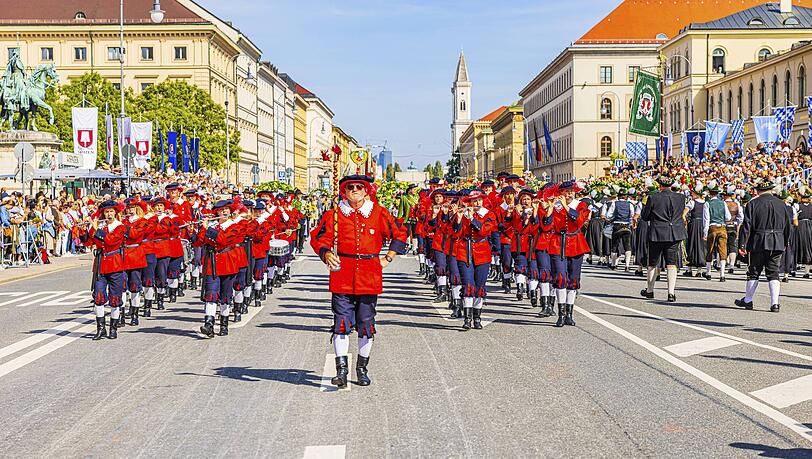 Der Trachten- und Sch&uuml;tzenzug zum Oktoberfest ist eine Tradition, die jedes Jahr Tausende Menschen verfolgen.