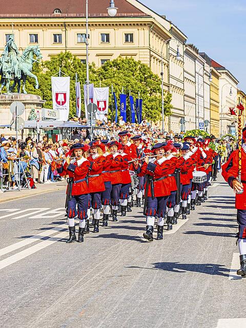 Der Trachten- und Sch&uuml;tzenzug zum Oktoberfest ist eine Tradition, die jedes Jahr Tausende Menschen verfolgen.