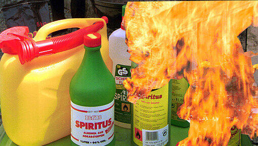 In Kempten goß ein 16-Jähriger Spiritus aus der Flasche in den Grill. Dabei kam es zu einer Stichflamme, ein 15-Jähriger wurde schwer verletzt (Symbolbild). In Kempten goß ein 16-Jähriger Spiritus aus der Flasche in den Grill. Dabei kam es zu einer Stichflamme, ein 15-Jähriger wurde schwer verletzt (Symbolbild).