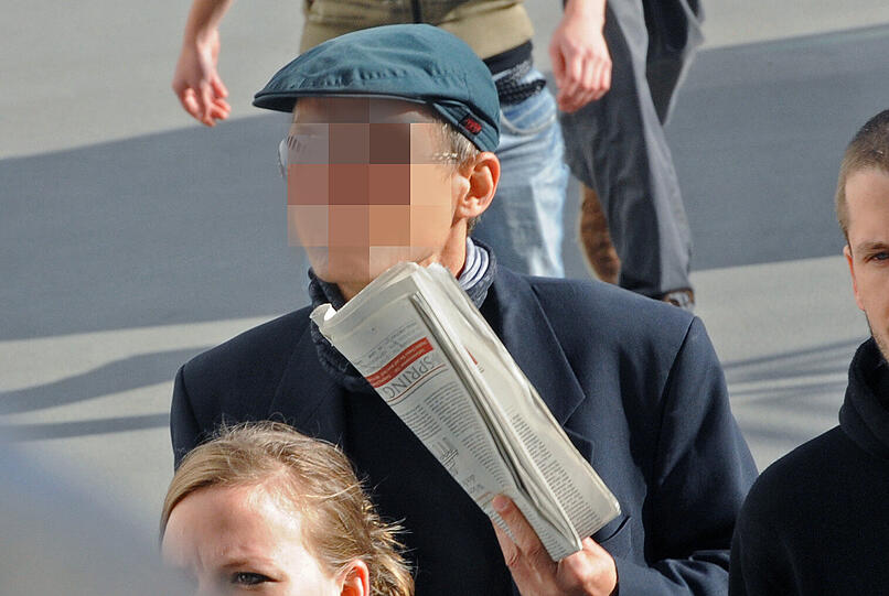 Christian Klar (M), das ehemalige Mitglied der terroristischen Vereinigung Rote Armee Fraktion (RAF) betritt als Zeuge im Prozess gegen die Angeklagte Verena Becker am Donnerstag das Landgericht in Stuttgart.