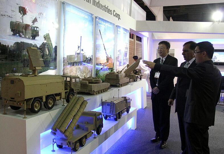 Nicht zum Spielen gedacht: Miniatur-Militär-Lkws stehen auf einem Podest.