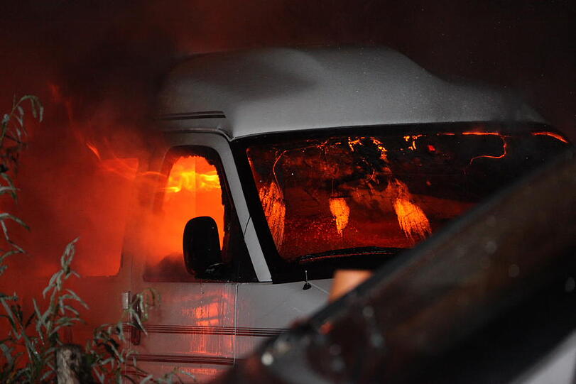 Wohnhaus und Pkw in Mühltal in Vollbrand. Bilder vom Großeinsatz der Feuerwehr.