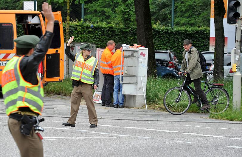 Blitze legen die Ampeln lahm: Ein heftiges Gewitter hat am Montagmorgen in München teils für Chaos im Berufsverkehr gesorgt. Die Polizei musste den Verkehr regeln.