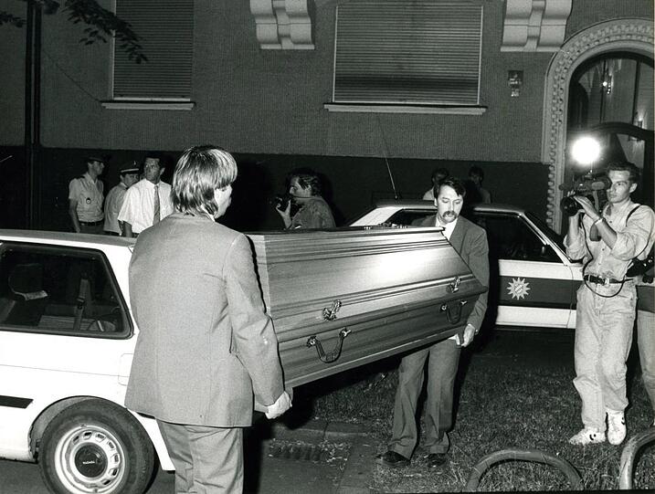 14.7.1990: Die Leiche Sedlmayrs wird abtransportiert.
