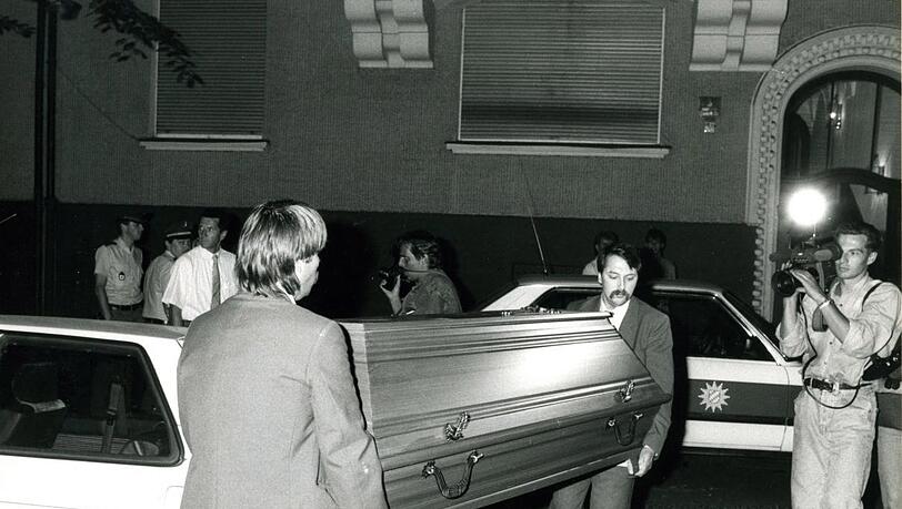 14.7.1990: Die Leiche Sedlmayrs wird abtransportiert. 14.7.1990: Die Leiche Sedlmayrs wird abtransportiert.