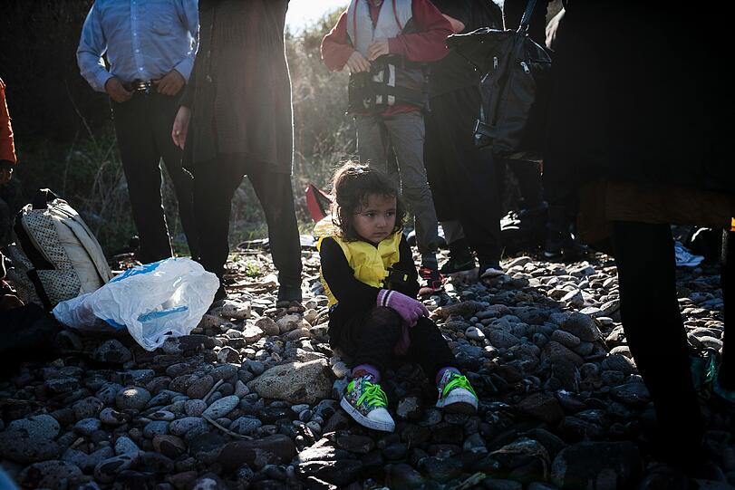 An Land: Das kleine Flüchtlingsmädchen hat gerade die rettende Insel Lesbos erreicht.