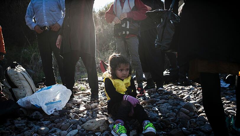 An Land: Das kleine Flüchtlingsmädchen hat gerade die rettende Insel Lesbos erreicht. An Land: Das kleine Flüchtlingsmädchen hat gerade die rettende Insel Lesbos erreicht.