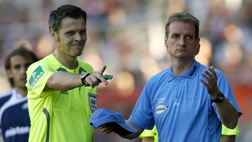 Ab der kommenden Saison können auch Trainer und Betreuer mit gelben oder roten Karten bestraft werden. Ab der kommenden Saison können auch Trainer und Betreuer mit gelben oder roten Karten bestraft werden.