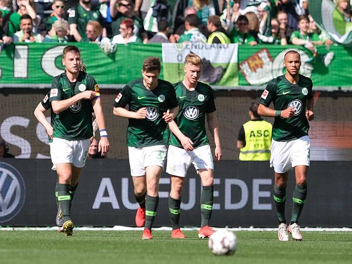 Wolfsburgs Spieler feiern den 8:1-Sieg gegen Augsburg.