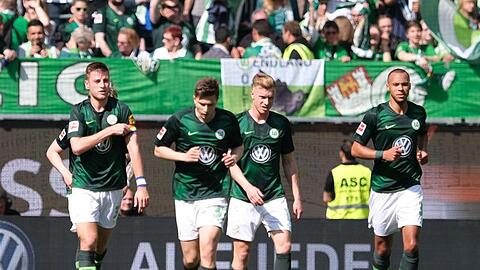 Wolfsburgs Spieler feiern den 8:1-Sieg gegen Augsburg.