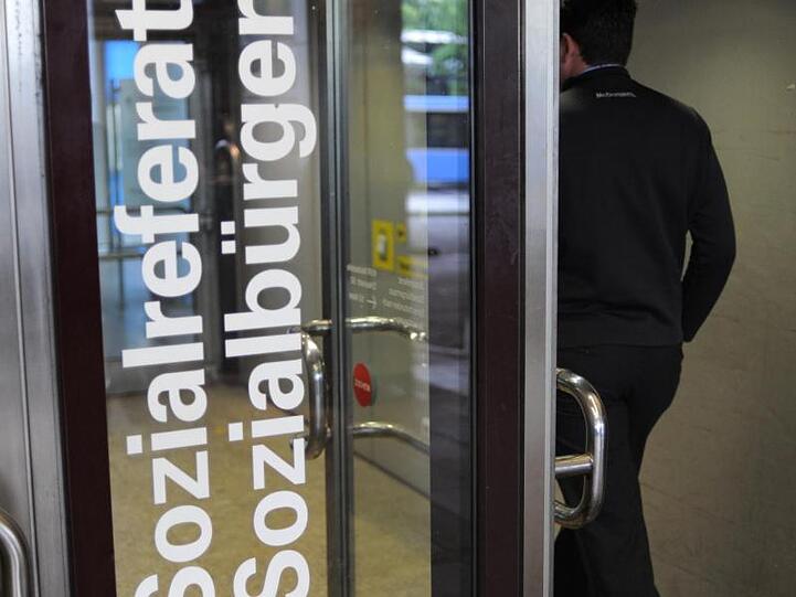 Ein Mann betritt das Sozialreferat. Foto: picture alliance / dpa/Archivbild
