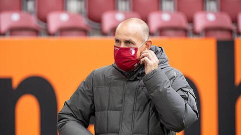 Trainer Heiko Herrlich von Augsburg kommt mit Maske vor Spielbeginn zum Interview.