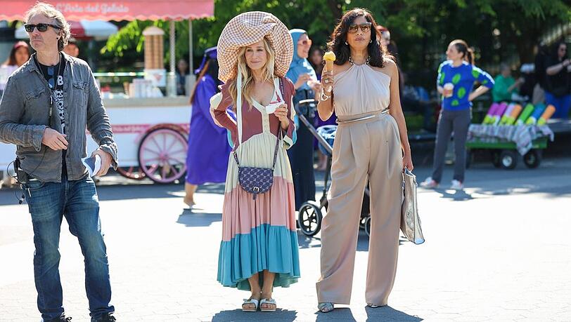 Sarah Jessica Parker (li.) am Set von "And Just Like That..." mit ihrer Kollegin Sarita Choudhury beim Eis essen.