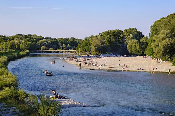 Die Isar am Flaucher ist ein beliebtes Ausflugsziel. Hier bachte Nala vor etwas drei Wochen zwei Diebe zur Strecke. (Symbolbild)