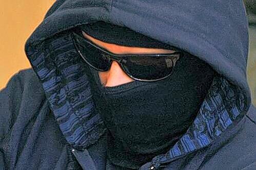 Der Angeklagte Alex W. erschien wieder mit Kapuzenpulli und Sonnenbrille vor  Gericht