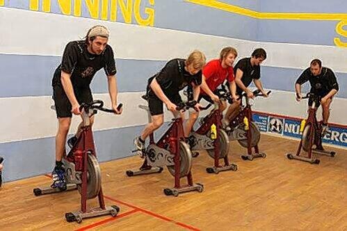 Schweißtreibende Sattel-Gaudi: Patrick Ehelechner, Niklas Treutle, Morten Ask, Simon Fischhaber und André Savage (von links) legten sich beim &bdquo;Spinning&ldquo; mächtig ins Zeug.