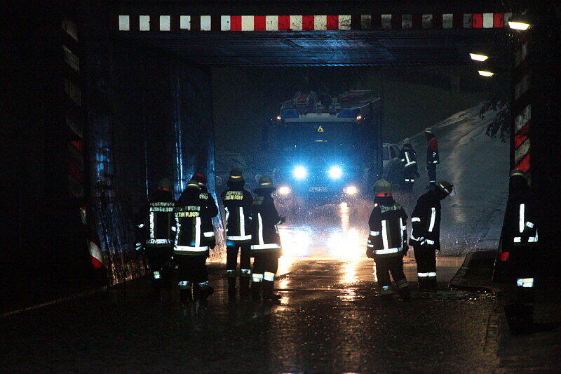 In Mühldorf sind mehrere Keller überflutet gewesen. Die Bilder vom Feuerwehreinsatz.