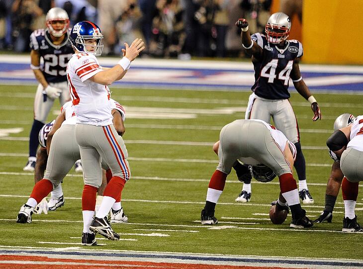 Einfach gigantisch: Die New York Giants haben den 46. Super Bowl gewonnen. Gegen die New England Patriots um Quarterback Tom Brady und den deutschen Sebastian Vollmer siegten die Giants in einem packenden Spiel mit 21:17. Hier sehen Sie die besten Bilder vom NFL-Spektakel in Indianapolis.