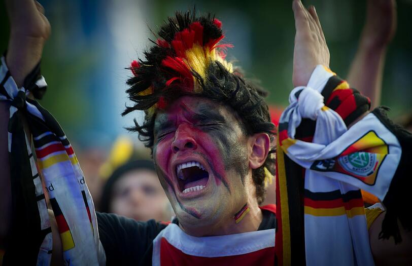 Tränen, Trauer, Tragik: Nach dem Halbfinal-K.o. gegen Italien können es viele Fans nicht fassen, dass der Traum vom EM-Titel vorbei ist. Die Bilder