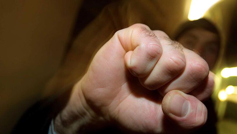 Nachdem der 24-Jährige die Täter zu Rede stellen wollte, griffen diese ihn mit einer abgebrochenen Glasflasche an. Nachdem der 24-Jährige die Täter zu Rede stellen wollte, griffen diese ihn mit einer abgebrochenen Glasflasche an.