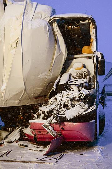 Ein Mann stirbt beim Zusammenstoß eines Sattelzuges und eines Reisebuses auf der A 3. Der Unfall ereignete sich nahe Beratzhausen im Kreis Regensburg.