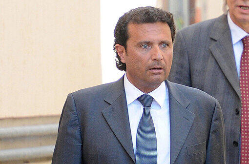 Francesco Schettino vor einem Gerichtsgebäude in Grosseto. Der Prozess gegen ihn beginnt am 9. Juli.