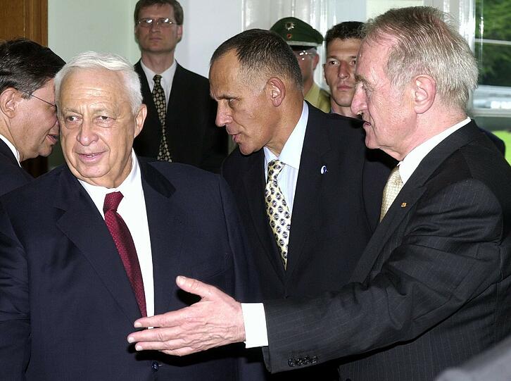 Scharon traf bei seinem Besuch 2001 auch auf den damaligen Bundespräsidenten Johannes Rau