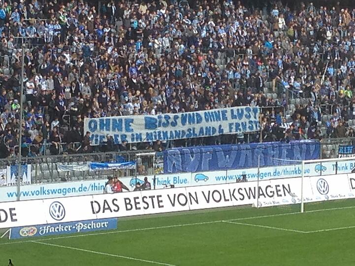 Das Banner der Löwenfans vor dem Spiel gegen Paderborn.