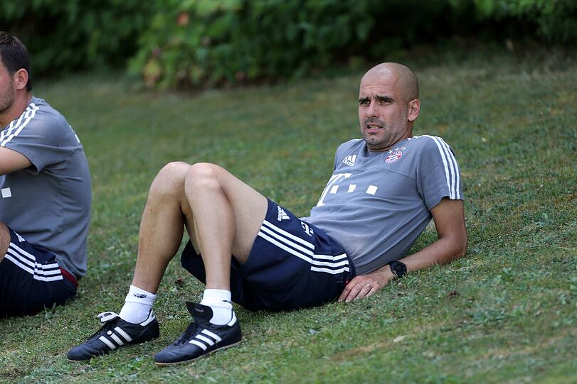 Bei gut 30 Grad suchte sich Pep Guardiola ein schattiges Plätzchen.