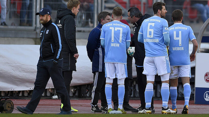 Sorgen sich um die Vorherrschaft in der Regionalliga: Die Löwen um Trainer Daniel Bierofka (l.).