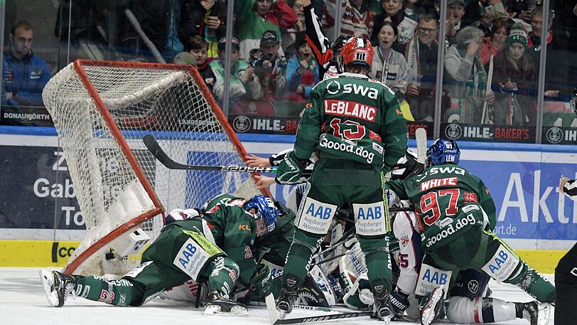 Die grüne Wand: Die Augsburg Panther verteidigen das eigene Tor mit Mann, Maus und Goalie Olivier Roy gegen den EHC München.