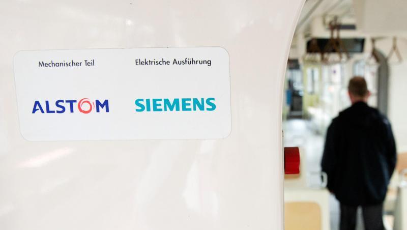 Die Logos von Alstom und Siemens kleben in einem Zug. Foto: Julian Stratenschulte/Archiv Die Logos von Alstom und Siemens kleben in einem Zug. Foto: Julian Stratenschulte/Archiv