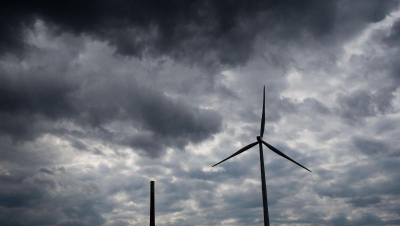 Dunkle Wolken ziehen über ein Kohlekraftwerk und Windrädern hinweg. Foto: Julian Stratenschulte/Archivbild Dunkle Wolken ziehen über ein Kohlekraftwerk und Windrädern hinweg. Foto: Julian Stratenschulte/Archivbild