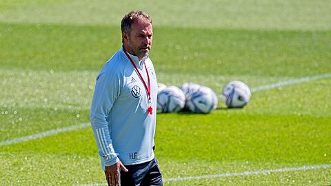 Bundestrainer Hansi Flick gibt Anweisung zum Training.