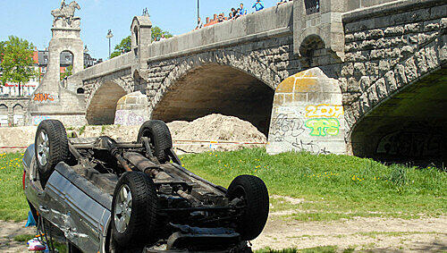 Das Wrack des Jeeps an der Wittelsbacher Brücke. Wie durch ein Wunder überlebte Ali F. Das Wrack des Jeeps an der Wittelsbacher Brücke. Wie durch ein Wunder überlebte Ali F.