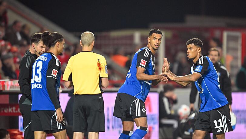 Option für das Spiel gegen Augsburg: Entweder Robert Glatzel (M.) oder Ransford Königsdörffer (r) vom Hamburger SV könnten von Beginn an spielen. (Archiv) Option für das Spiel gegen Augsburg: Entweder Robert Glatzel (M.) oder Ransford Königsdörffer (r) vom Hamburger SV könnten von Beginn an spielen. (Archiv)