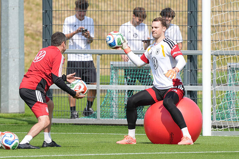 Vor dem Comeback: Neuer. Vor dem Comeback: Neuer.