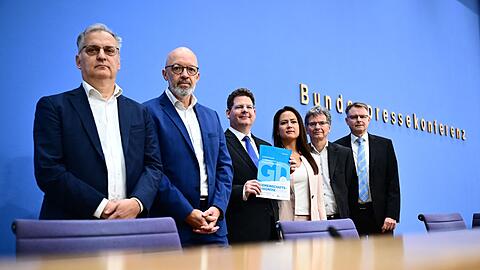 Trotz besserer Wachstumserwartungen blicken f&uuml;hrende &Ouml;konomen mit Sorge in die Zukunft.