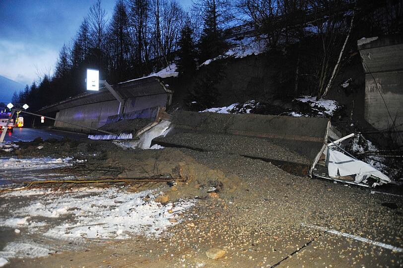Horror-Unfall auf der Brenner-Autobahn: Eine Betonmauer hat sich von einem Hang gelöst und einen Münchner Lkw unter sich begraben. Die Bilder...