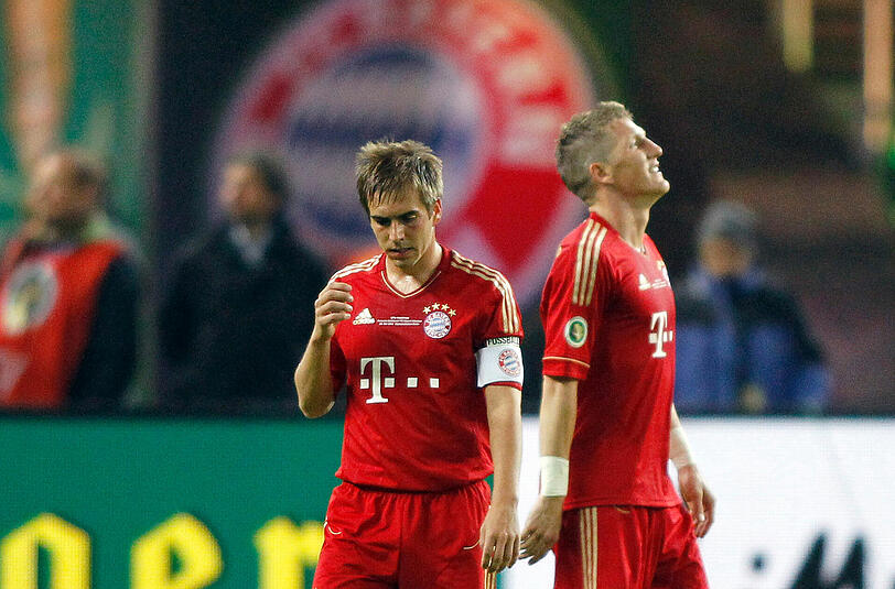 Philipp Lahm und Bastian Schweinsteiger nach dem verlorenen DFB-Pokal-Finale gegen den BVB.