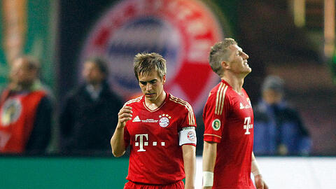 Philipp Lahm und Bastian Schweinsteiger nach dem verlorenen DFB-Pokal-Finale gegen den BVB.