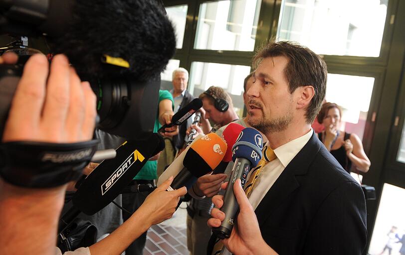 Der Sprecher der Staatsanwaltschaft München I, Oberstaatsanwalt Thomas Steinkraus-Koch, gibt nach der Urteilsverkündung