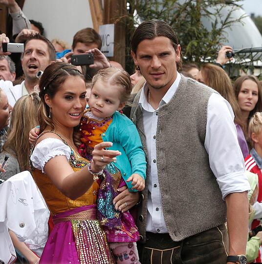Daniel van Buyten mit Freundin Celine und Tochter Lou-Ann.